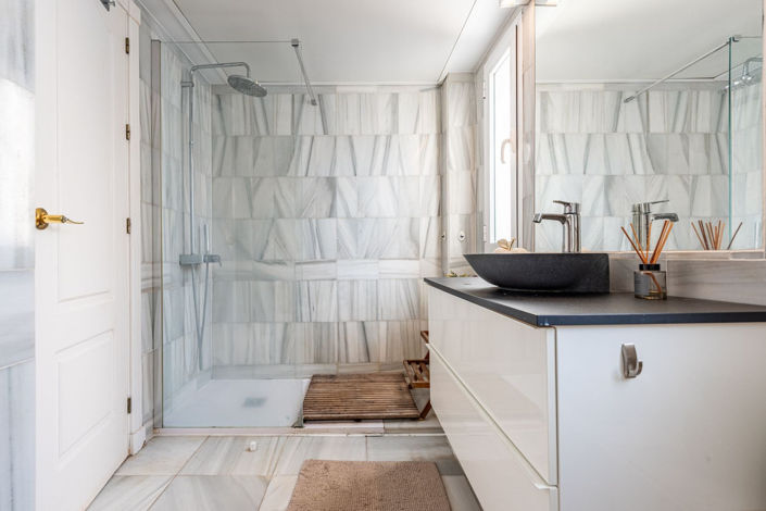 Image No.13-1 Bed Property for sale