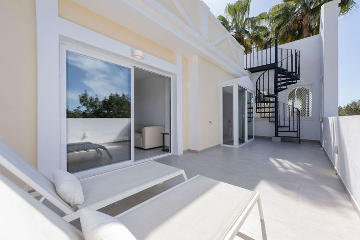 Image No.10-3 Bed Property for sale