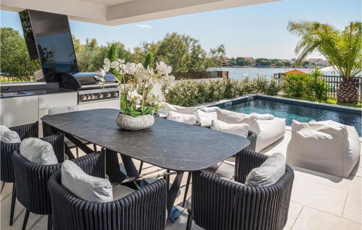 Image No.17-4 Bed Property for sale