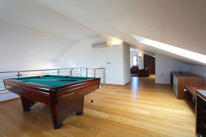 Image No.12-6 Bed Property for sale