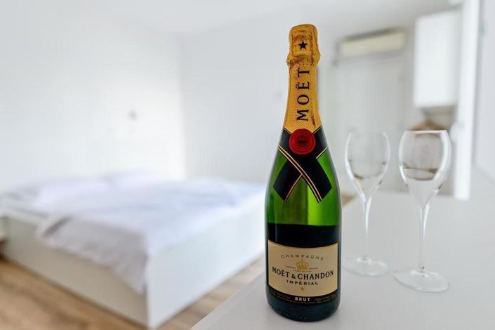 Image No.7-19 Bed Property for sale