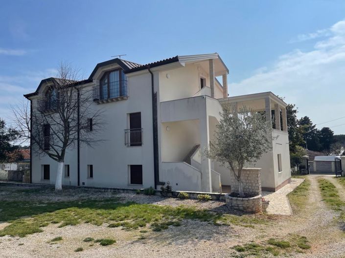 Image No.2-Propriété de 8 chambres à vendre à Umag