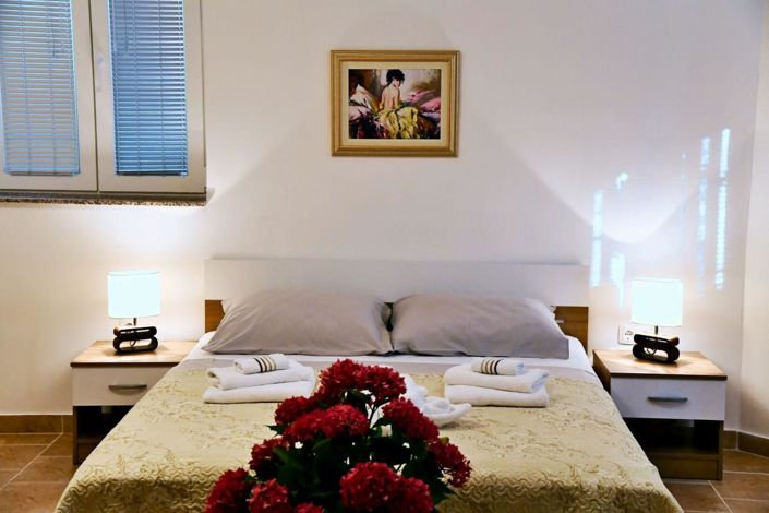 Image No.10-10 Bed Property for sale