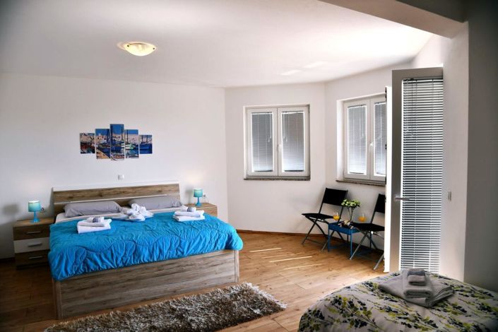 Image No.16-10 Bed Property for sale