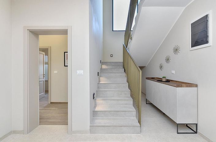 Image No.17-4 Bed Property for sale