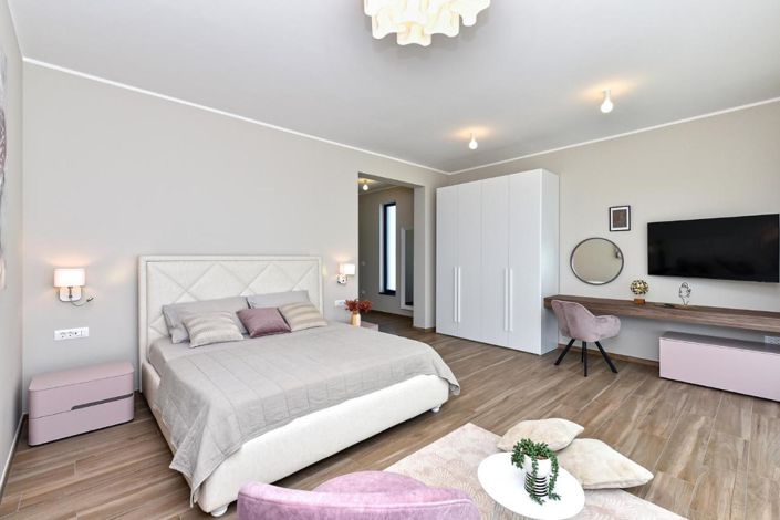 Image No.20-4 Bed Property for sale