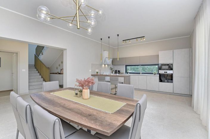 Image No.9-4 Bed Property for sale