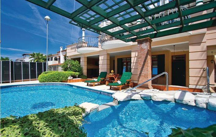 Image No.2-Propriété de 8 chambres à vendre à Porec