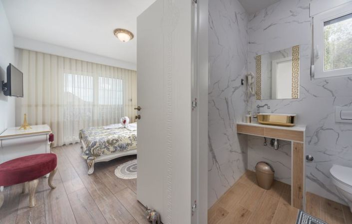 Image No.17-11 Bed Property for sale