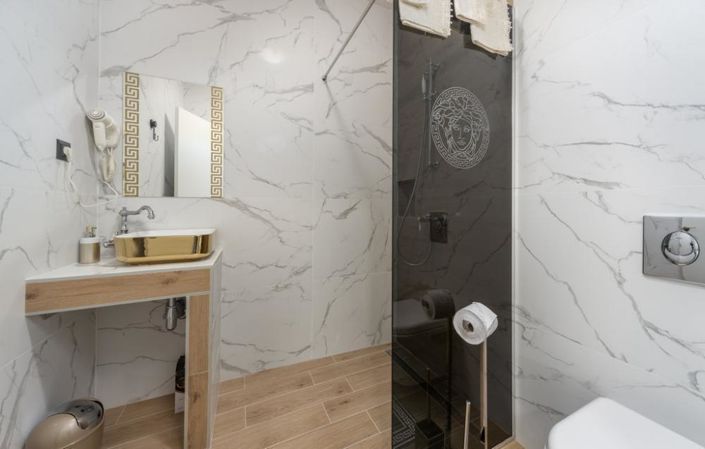 Image No.18-11 Bed Property for sale