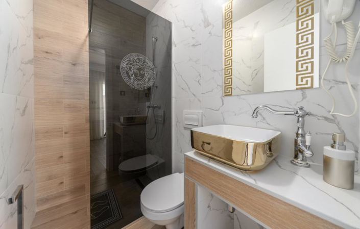 Image No.19-11 Bed Property for sale