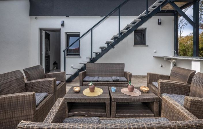 Image No.25-11 Bed Property for sale