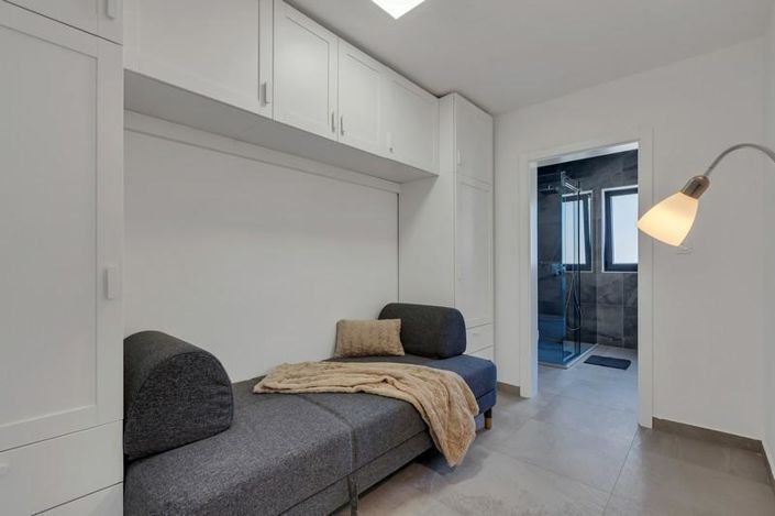 Image No.19-3 Bed Property for sale