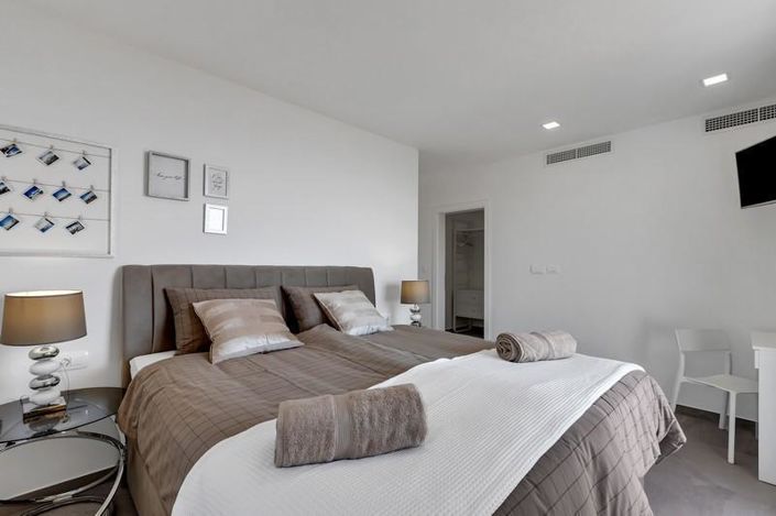 Image No.21-3 Bed Property for sale