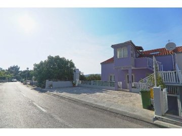 1 - Hvar, Property