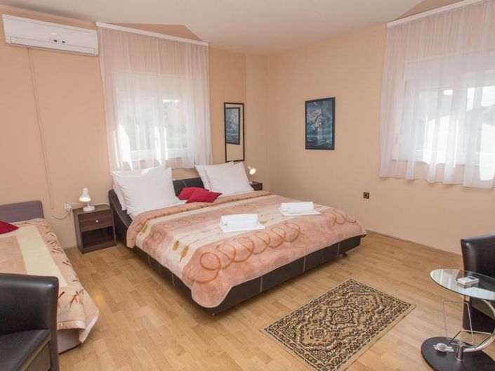 Image No.15-24 Bed Property for sale