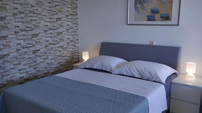 Image No.11-8 Bed Property for sale