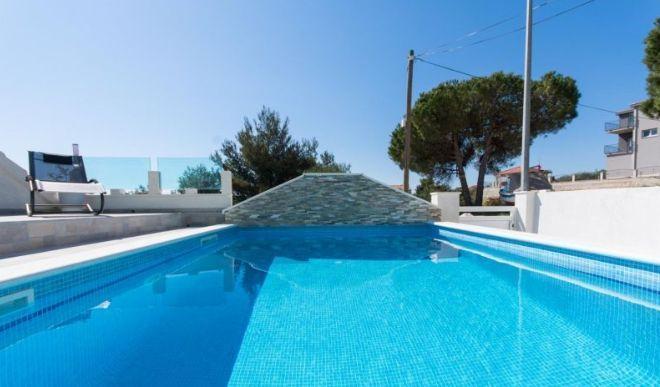 Image No.16-6 Bed Property for sale