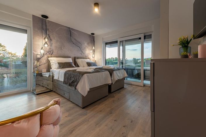 Image No.7-4 Bed Property for sale