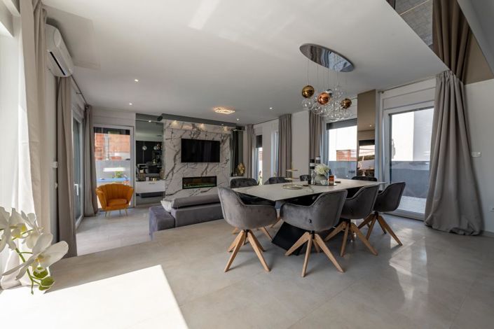 Image No.8-4 Bed Property for sale