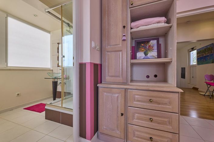 Image No.12-5 Bed Property for sale