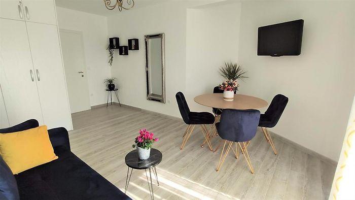 Image No.6-8 Bed Property for sale