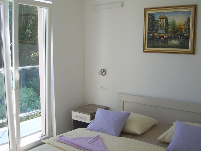 Image No.24-8 Bed Property for sale