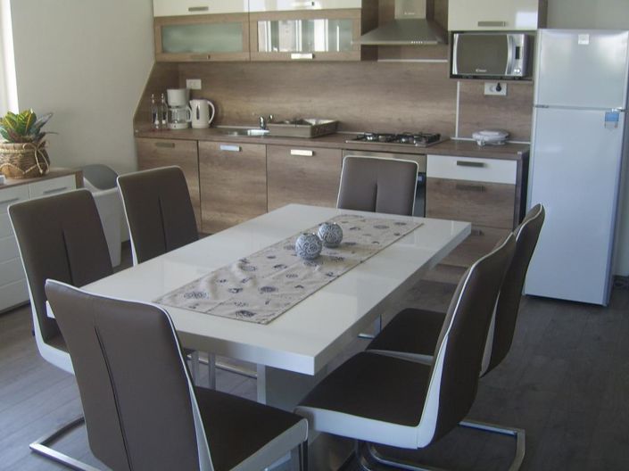 Image No.8-8 Bed Property for sale