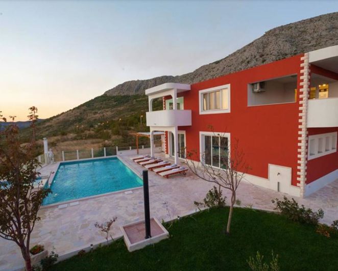 Image No.11-6 Bed Property for sale