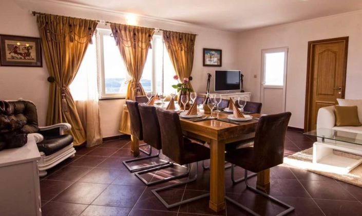 Image No.13-6 Bed Property for sale