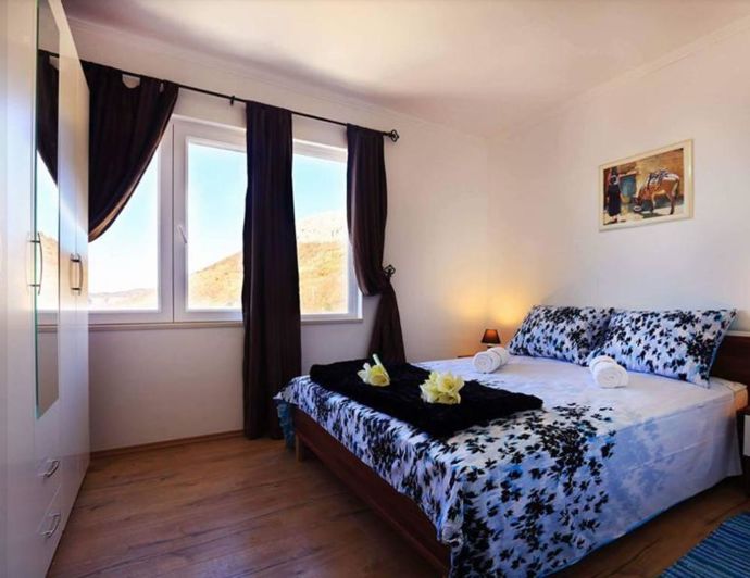 Image No.17-6 Bed Property for sale