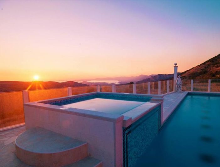 Image No.18-6 Bed Property for sale