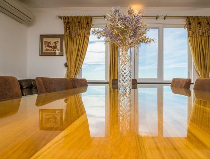 Image No.21-6 Bed Property for sale