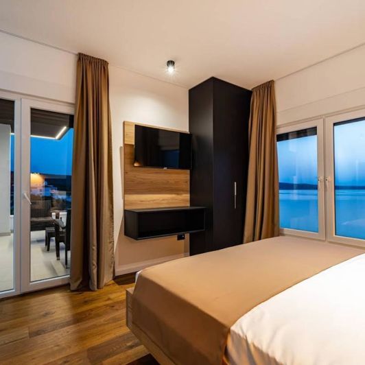 Image No.18-5 Bed Property for sale