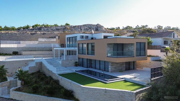 Image No.11-4 Bed Property for sale