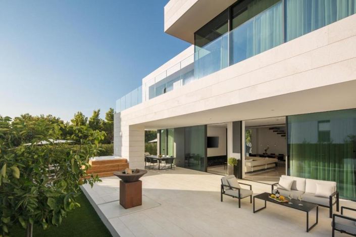 Image No.2-4 Bed Property for sale