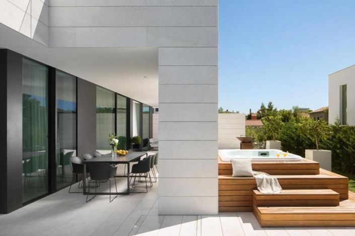 Image No.4-4 Bed Property for sale