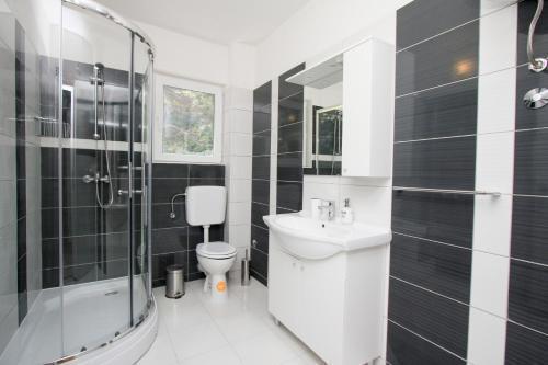 Image No.18-12 Bed Property for sale