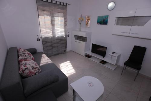 Image No.19-12 Bed Property for sale