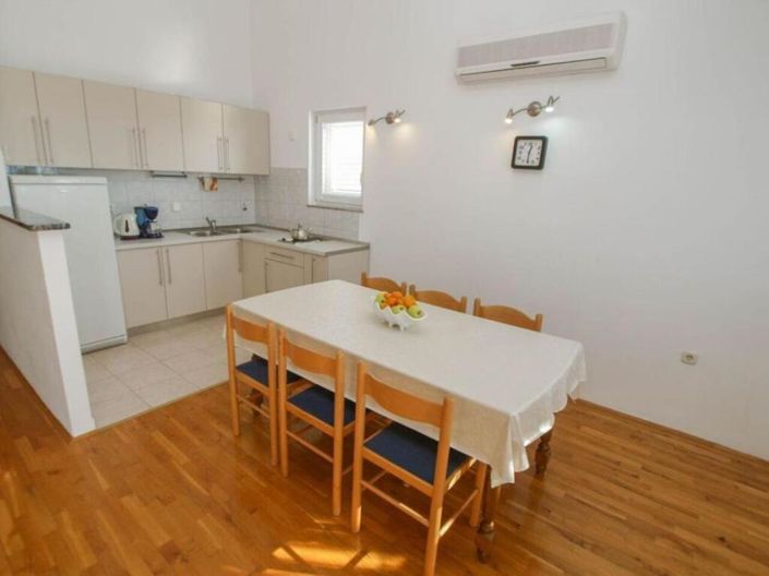 Image No.10-12 Bed Property for sale