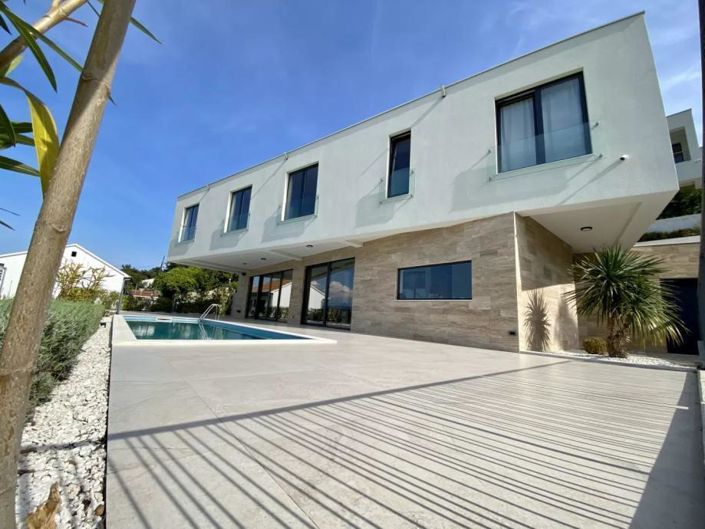 Image No.8-4 Bed Property for sale