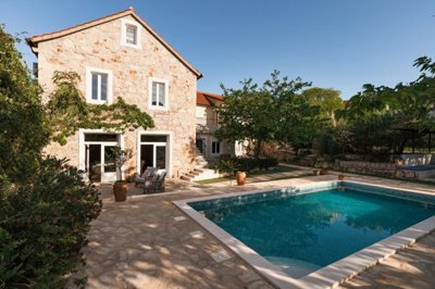 1 - Hvar, Property