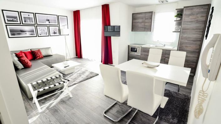 Image No.20-7 Bed Property for sale