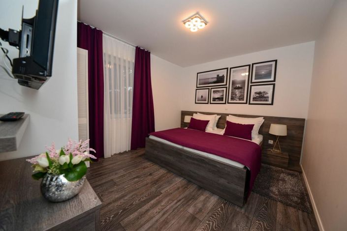 Image No.21-7 Bed Property for sale