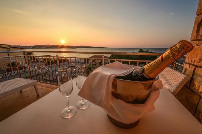 Image No.22-7 Bed Property for sale