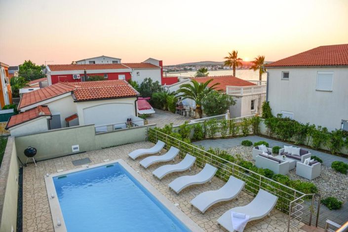 Image No.3-7 Bed Property for sale