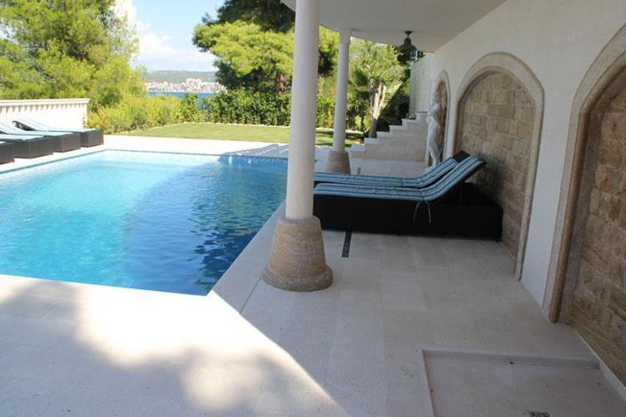 Image No.12-7 Bed Property for sale