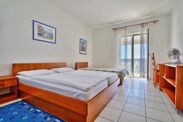 Image No.12-35 Bed Property for sale