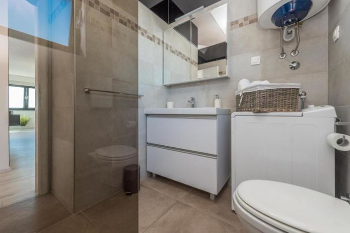 Image No.22-12 Bed Property for sale