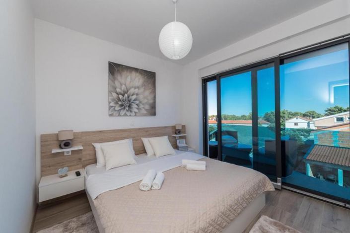 Image No.8-12 Bed Property for sale